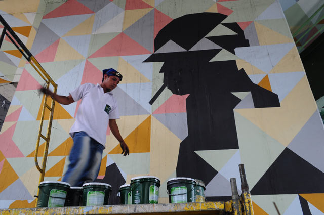 Photo: Girlie Linao/doa. It’s a Knoxout: a worker prepares to use an air-cleaning paint on an artwork along the main EDSA highway in metropolitan Manila