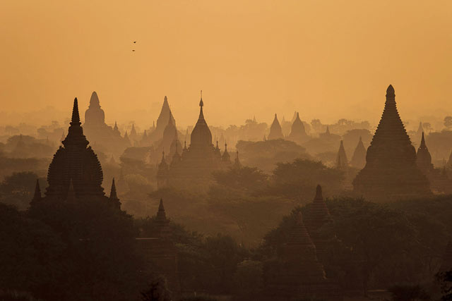 Sunrise from Shwe Nan Taw temple at Bagan