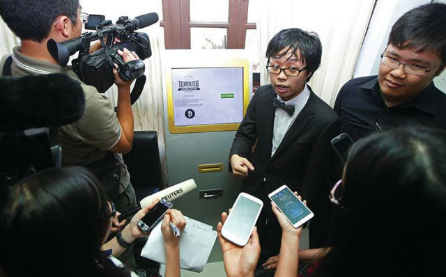 Tembusu Terminals’ Peter Peh Sik Wee speaks to the media as he launches Asia’s first bitcoin vending machine in a Singapore pub in February. Photo: Edgar Su/Reuters