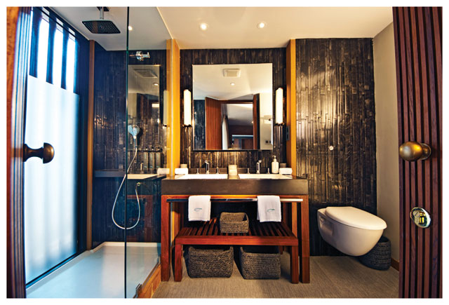 A design suite’s capacious bathroom