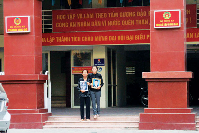 Holding on: the family of Nguyen Cong Nhut, an alleged suicide case who died while in police custody in 2011. Photo: Human Rights Watch