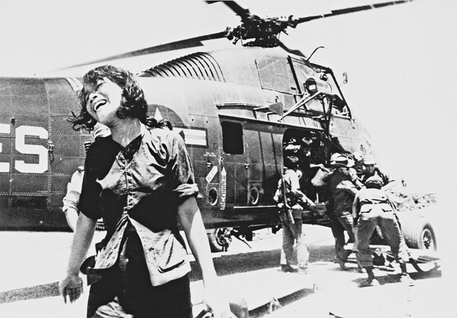 South Korean troops encounter terrified villagers sheltering from a helicopter assault in Bong Son (Vietnam, 1966). Photo: Tim Page