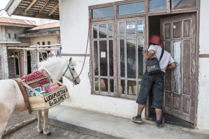 Mobile horse library 