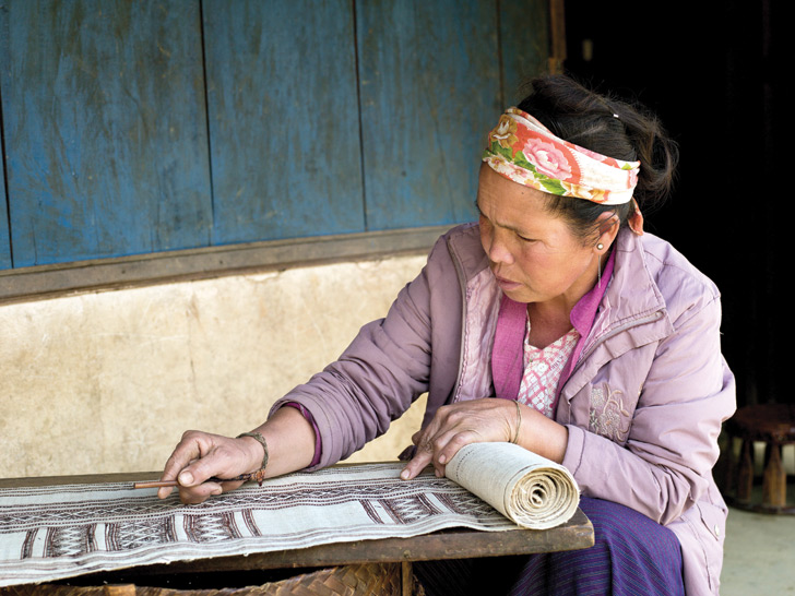 Hmong hemp weavers keeping ancient threads alive in Laos