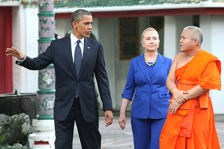 US President Barack Obama (L) and US Secretary of State Hillary Clinton (C) talk to Abbot Phra Suthee Thammanuwat (R) as they visit Wat Pho Royal Monastery in Bangkok, Thailand