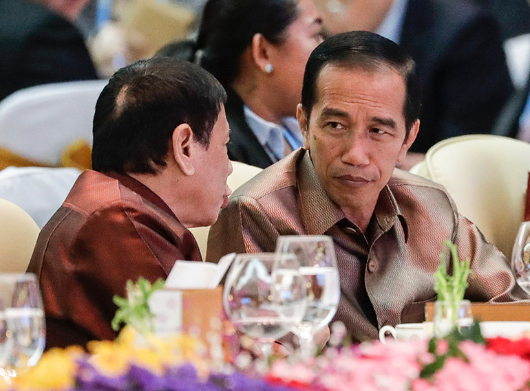 Philippine President Rodrigo Duterte (L) listens to Indonesian President Joko Widodo (R), during the gala dinner of the Association of Southeast Asian Nations (Asean) Summit at the National Convention Center in Vientiane, Laos, 07 September 2016. Photo: EPA/MAST IRHAM