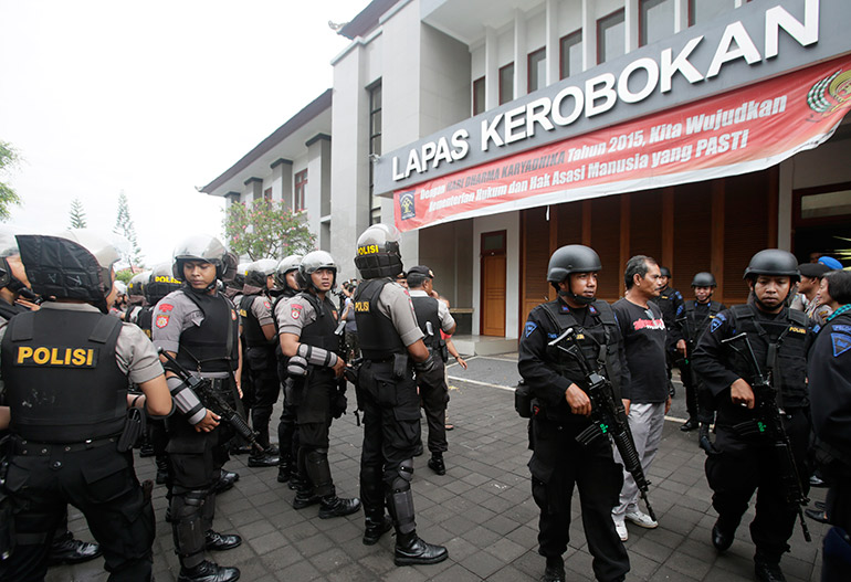 Indonesian police stand guard infront of Kerobokan Prison in Denpasar, Bali, Indonesia, 19 December 2015. Four people were killed in rioting that started in the main prison two days prior