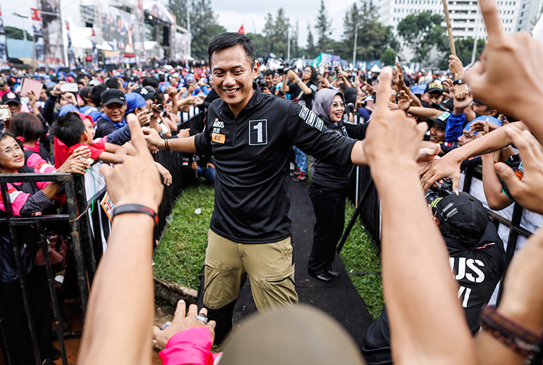 Agus Yudhoyono (C), Jakarta governor candidate and son of Indonesia's former president Susilo Bambang Yudhoyono accompanied by his running mate Sylviana Murni (C-R) greets the crowd during a campaign rally in Jakarta, Indonesia