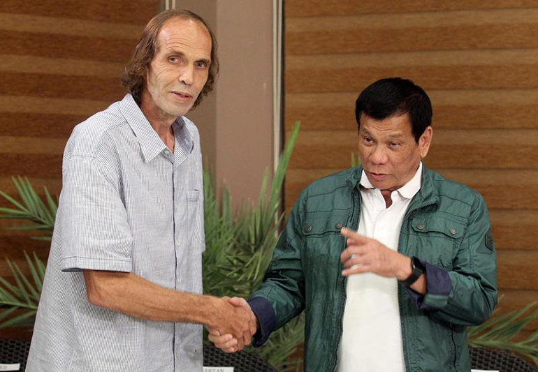 President Rodrigo Duterte (right) shakes hands with a Norwegian hostage who was released by Abu Sayyaf in Sulu in September