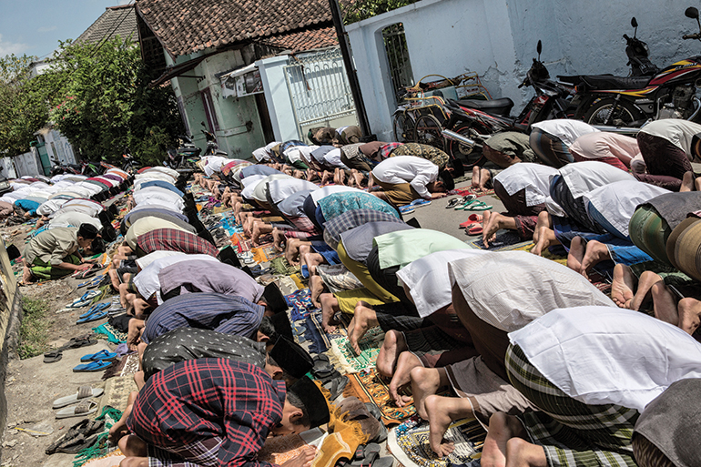 life at Pondok Pesantren Lirboyo revolves around daily prayer sessions and the local mosque