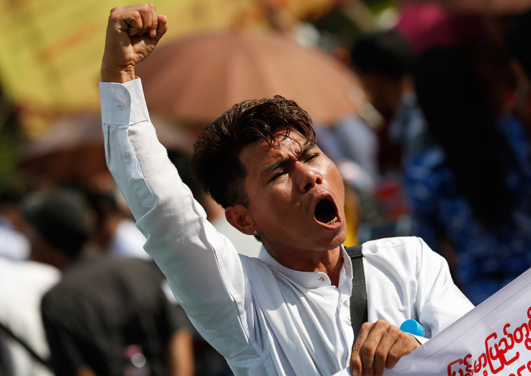 Myanmar man shouts slogans as he takes part in a protest in front of the City Hall in Yangon, Myanmar, 04 December 2016. A group of about one hundred people led by Buddhist monks condemned Malaysian Prime Minister Najib Razak and demanded him not to pressure the Myanmar government over the Rohingya issue. Photo: EPA/Lynn Bo Bo 