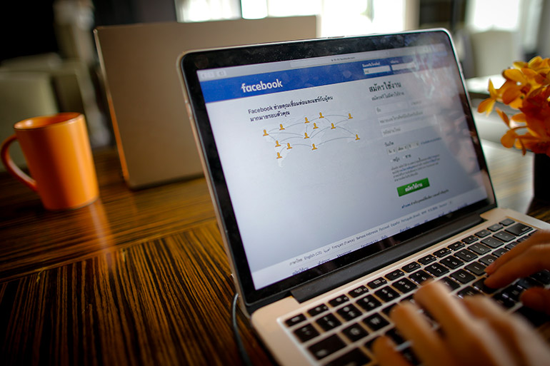 A person uses a computer displaying the Thai Facebook login page in Bangkok, Thailand, 09 May 2017. Photo: EPA/Diego Azubel