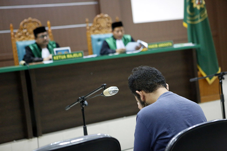 A man on trial for being in a same-sex relationship reacts as he listens to the judge at the Sharia court in Banda Aceh, Indonesia, 17 May 2017. Photo: EPA/Hotli Simanjuntak