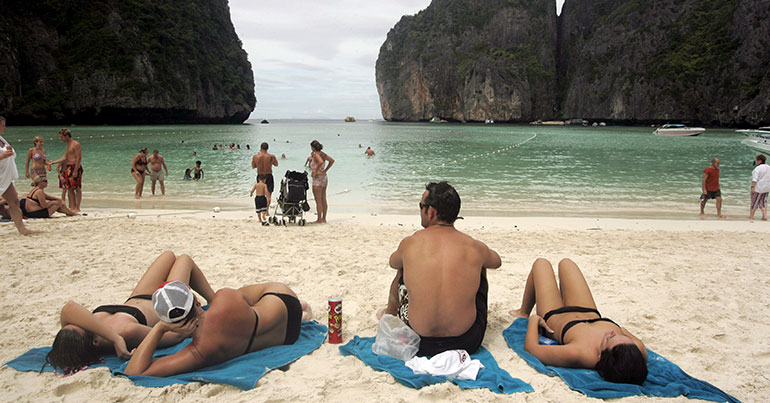 leonardo dicaprio the beach