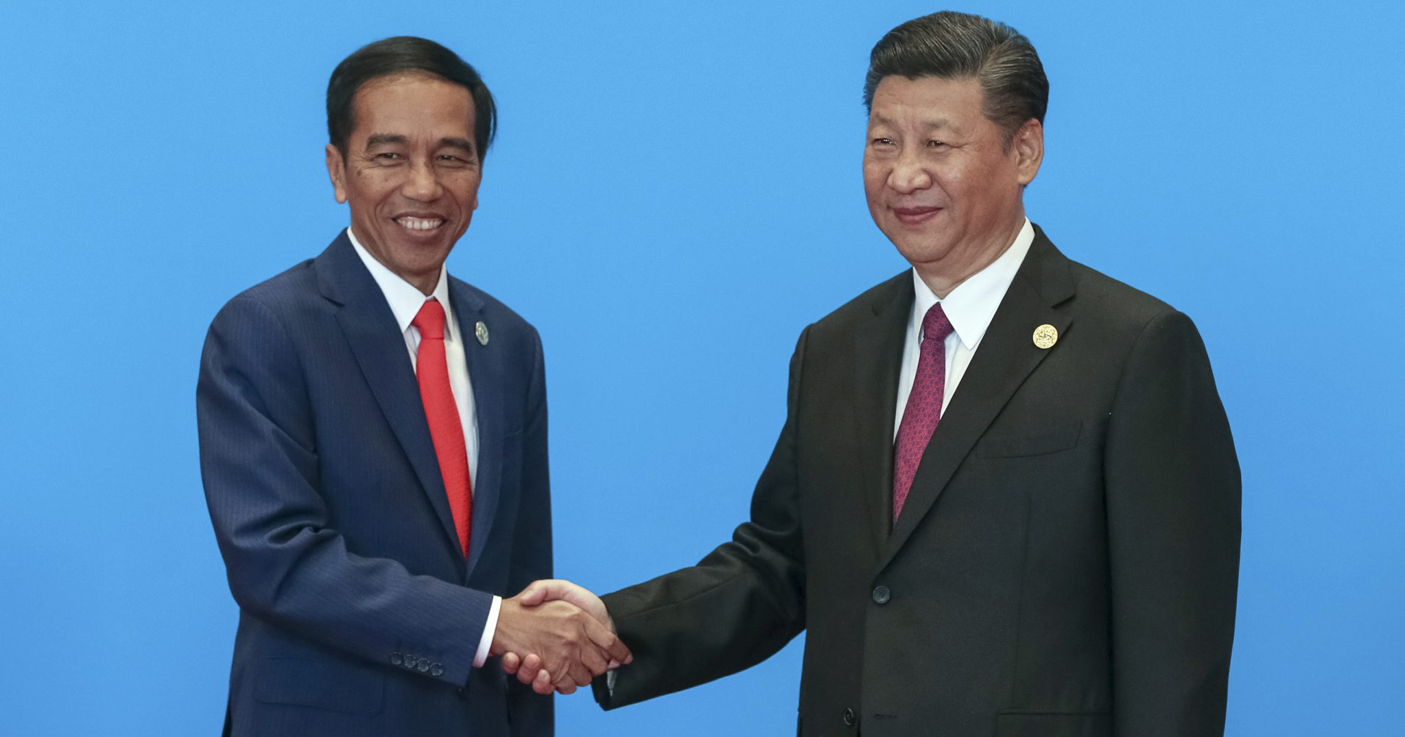 Indonesian President Joko Widodo (L) shakes hands with Chinese President Xi Jinping during the welcome ceremony for the Belt and Road Forum, at the International Conference Center in Yanqi Lake, north of Beijing, China, 15 May 2017 Photo: Roman Pilipey / POOL / EPA 