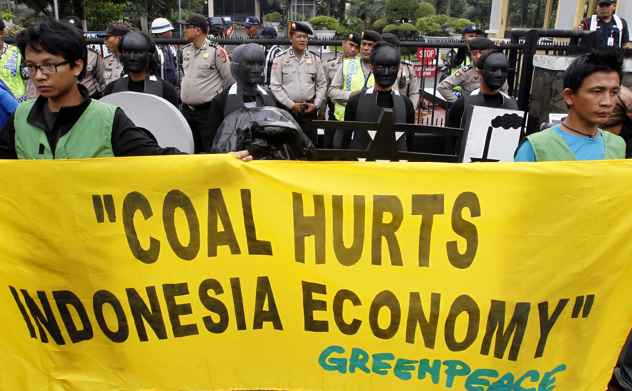 Indonesian Greenpeace activists protest in front of the Economy ministry office in Jakarta, Indonesia Photo: Bagus Indahono / EPA