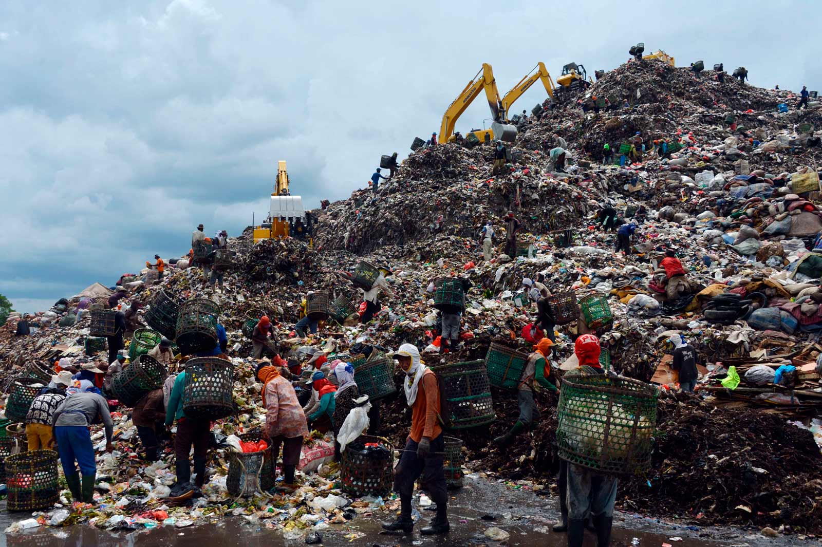 People search for material to recycle at the biggest Indonesian capital Jakarta's garbage dump. Photo: Bay Ismoyo/AFP