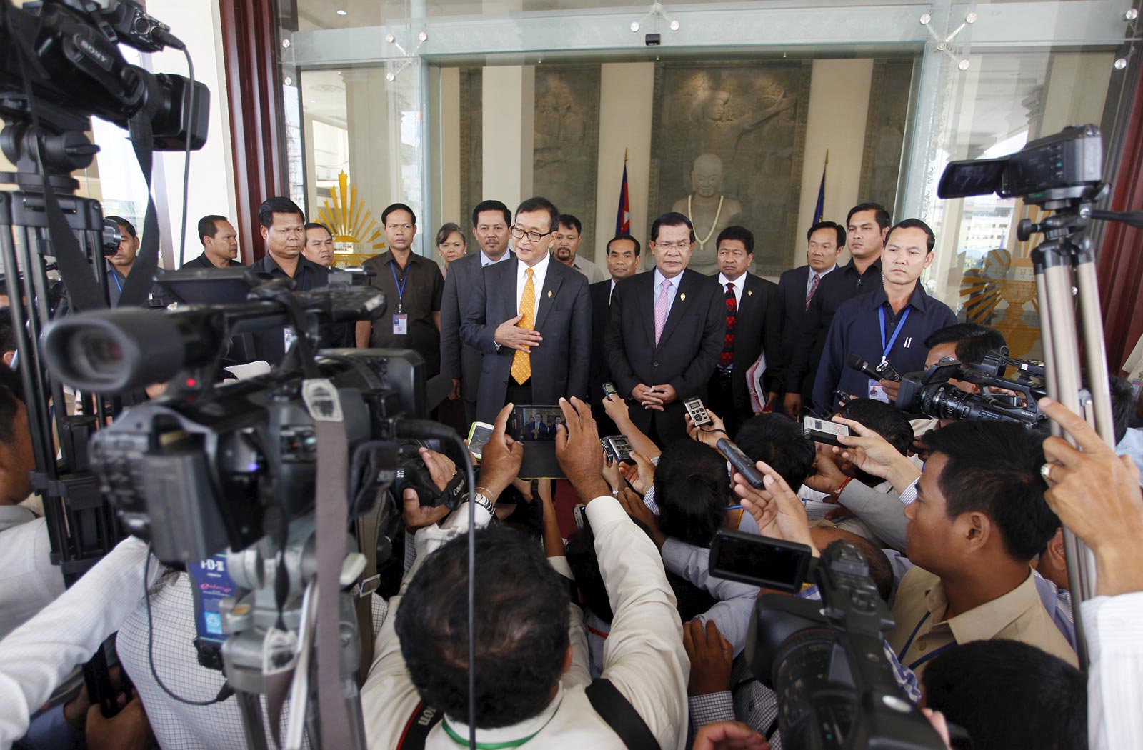 Sam Rainsy (center L), President of the Cambodia National Rescue Party (CNRP), speaks next to Cambodia's Prime Minister Hun Sen (center R) during a news conference after a plenary session at the National Assembly in Phnom Penh. Photo: Samrang Pring/Reuters