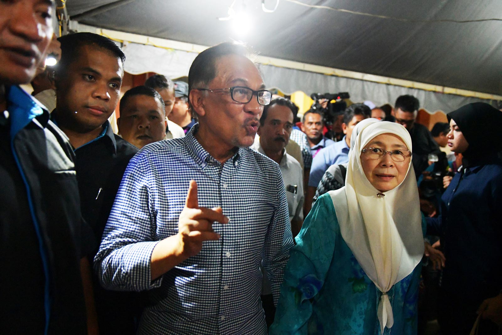 Anwar Ibrahim with his wife Wan Azizah Wan Ismail.