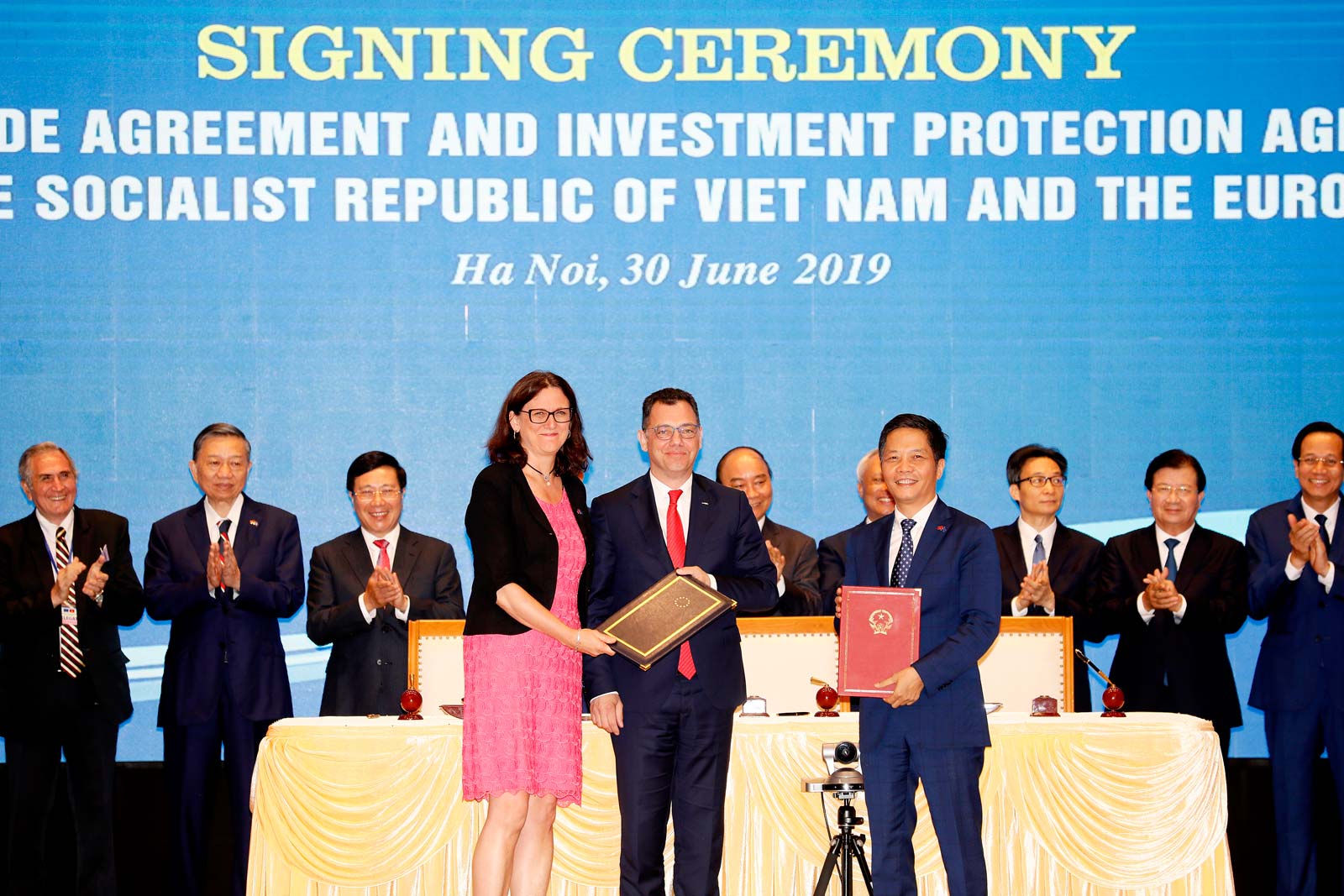 Minister of planning and investment Nguyen Chi Dung (R), European Commissioner for Trade Cecilia Malmstrom (C), Minister of the Business Environment, Trade and Entrepreneurship of Romania Stefan Radu Oprea (L) attend at the signing ceremony for the Free Trade Agreement and the Investment Protection Agreement between Viet Nam and European Union. Photo: