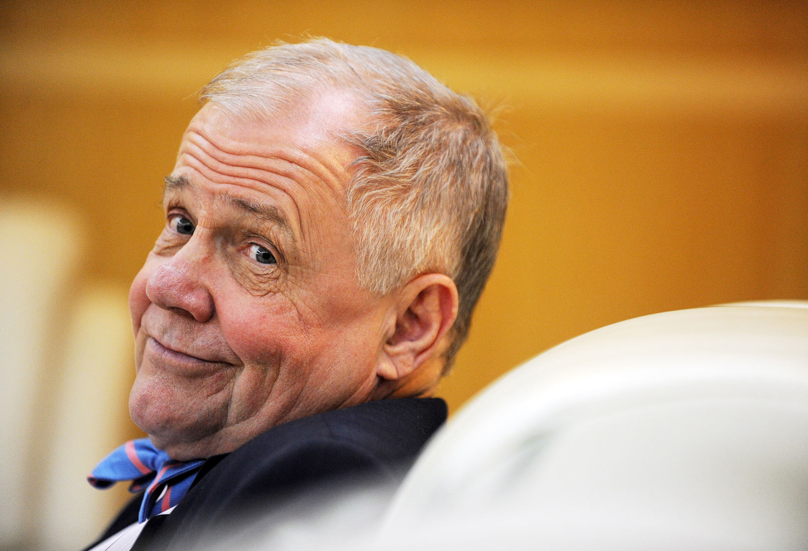 US investment guru Jim Rogers signs copies of his new book "The Crystal Ball - Jim Rogers and His Investment Prediction" in Beijing in April 2009. Photo: STR/AFP