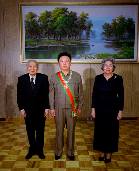 Former North Korean leader Kim Jong II ( C ) meeting former Cambodian King Norodom Sihanouk at the Jangsuwon State Guest House.  