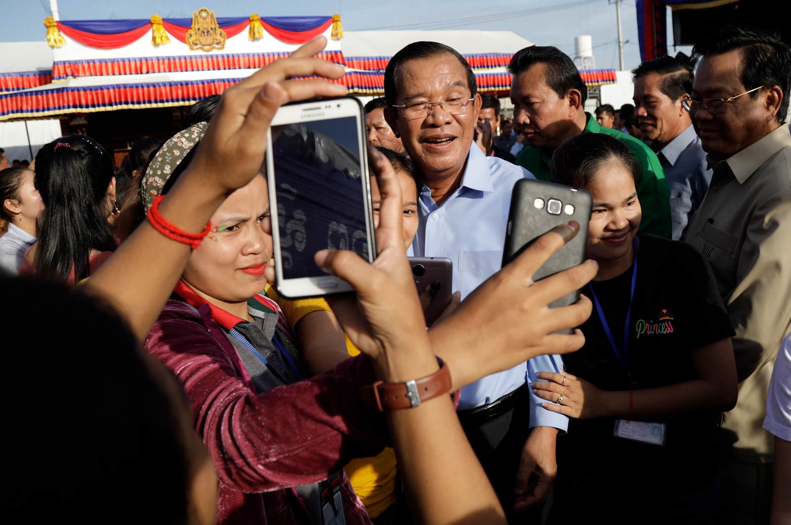 Cambodian Prime Minister Hun Sen (C) poses for the pictures with garment workers during an event in Phnom Penh, Cambodia, 2 August 2018. Photo: EPA-EFE/Mal Remissa