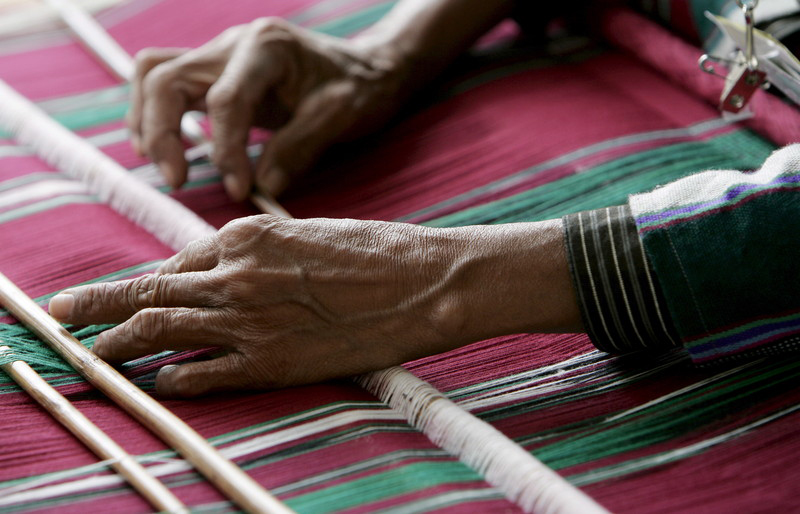 Bunong weaver from Mondulkiri Province, Cambodia weaves a skirt at the Smithsonian Folk Life Festival in Washington, D.C. Photo: EPA/Stefan Zaklin