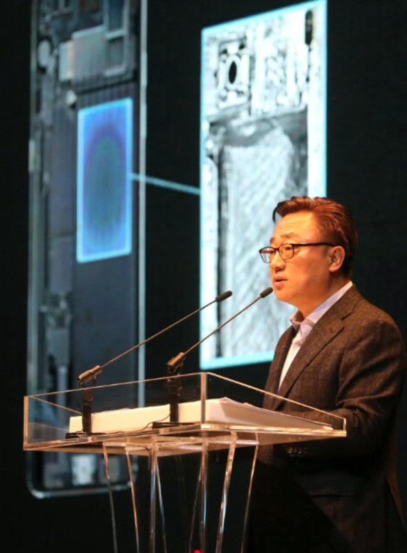 Koh Dong-jin, head of Samsung Electronics Co.'s smartphone business division, holds a news conference at Samsung's headquarters in Seoul, South Korea, on 23 January 2017, to announce faulty batteries were the main cause of the Note 7 fire problem.