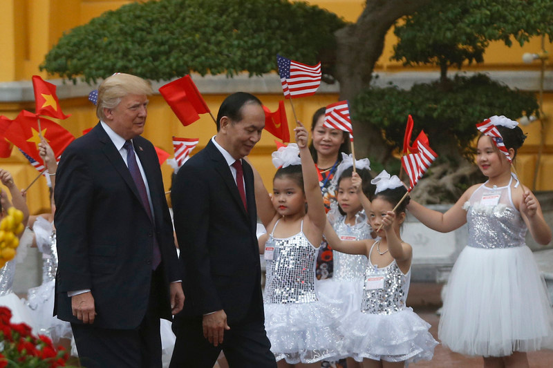 US President Donald J. Trump (L) and Vietnam's President Tran Dai Quang (C) attend a welcoming ceremony at the Presidential Palace in Hanoi ahead of the Asia-Pacific Economic Cooperation (APEC) Economic Leaders' Meeting. Photo: EPA-EFE/KHAM/POOL