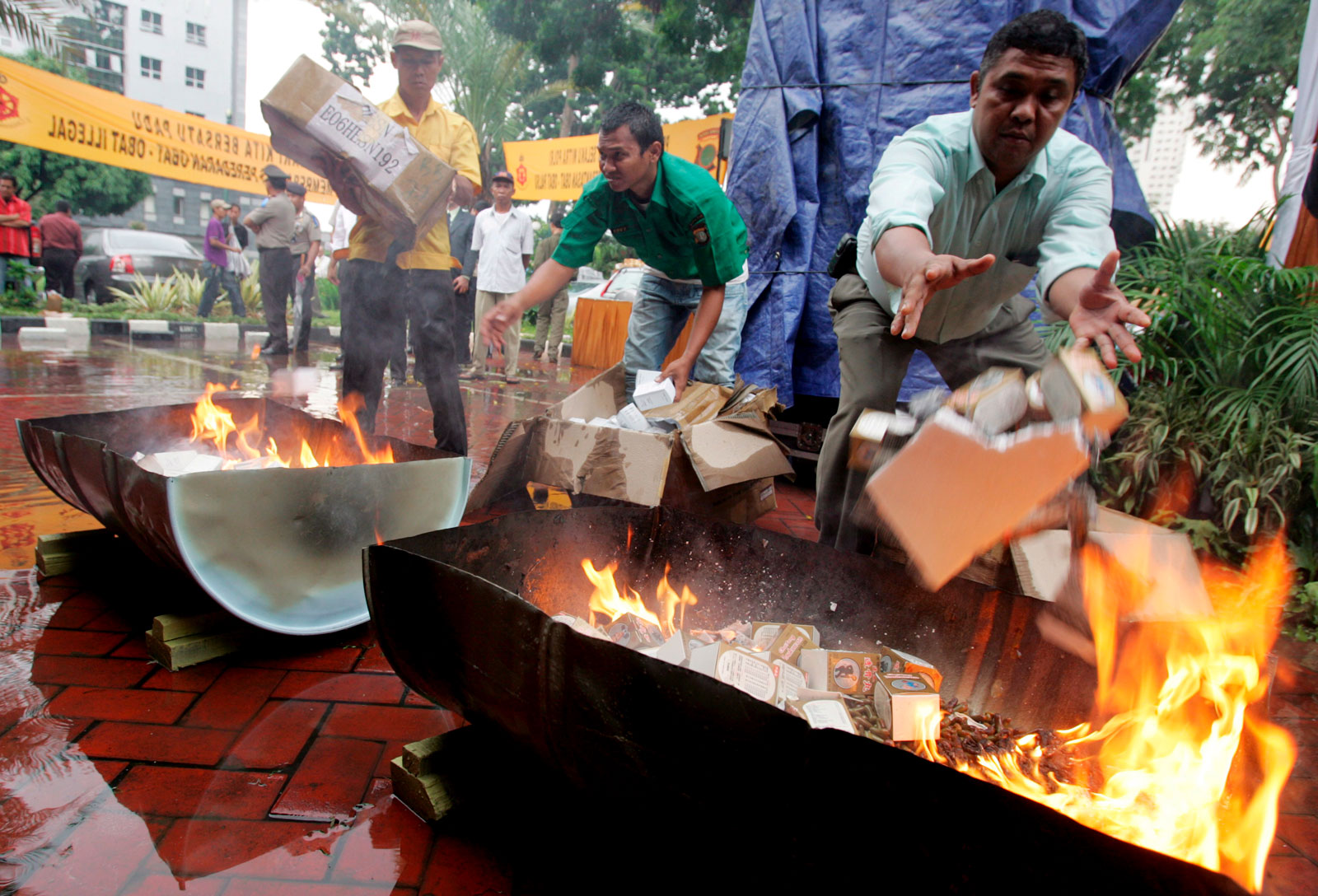 Indonesian policemen burn illegal medicines at Jakarta's police headquarters in late 2007. Photo: EPA/Mast Irha