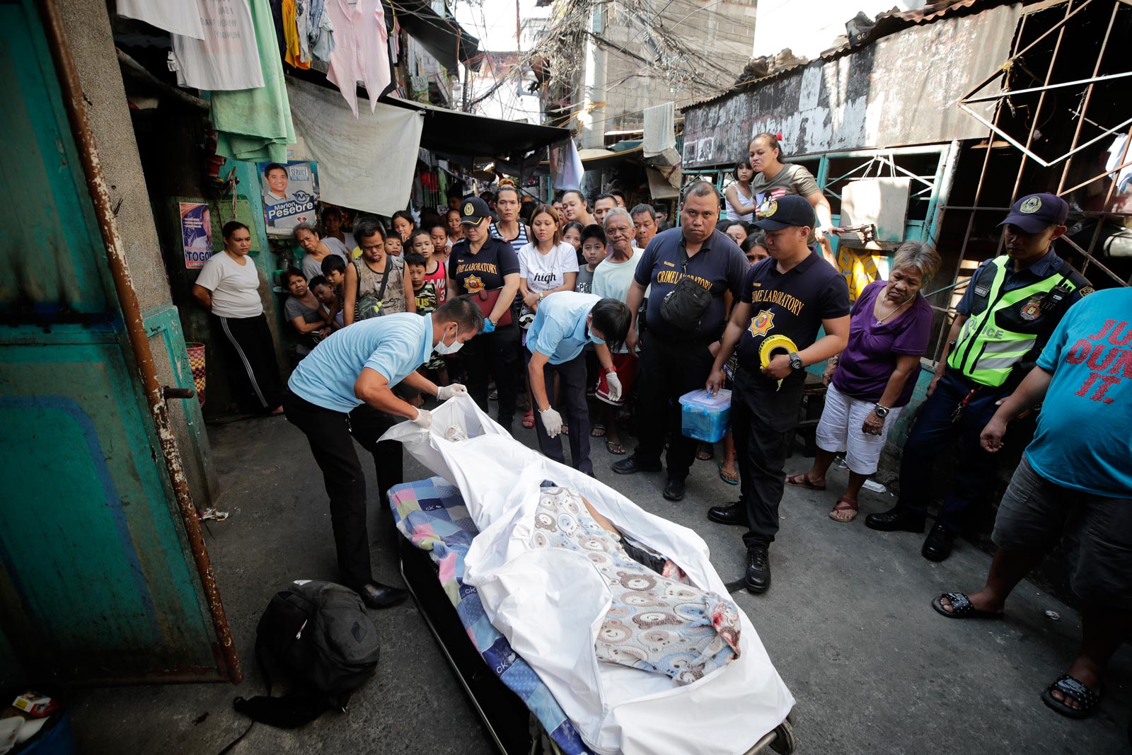 An alleged victim of the war on drugs in a street after being gunned down by unidentified men in Pasay City, south of Manila, on 4 March 2019. Photo: EPA/EFE Francis R. Malasig