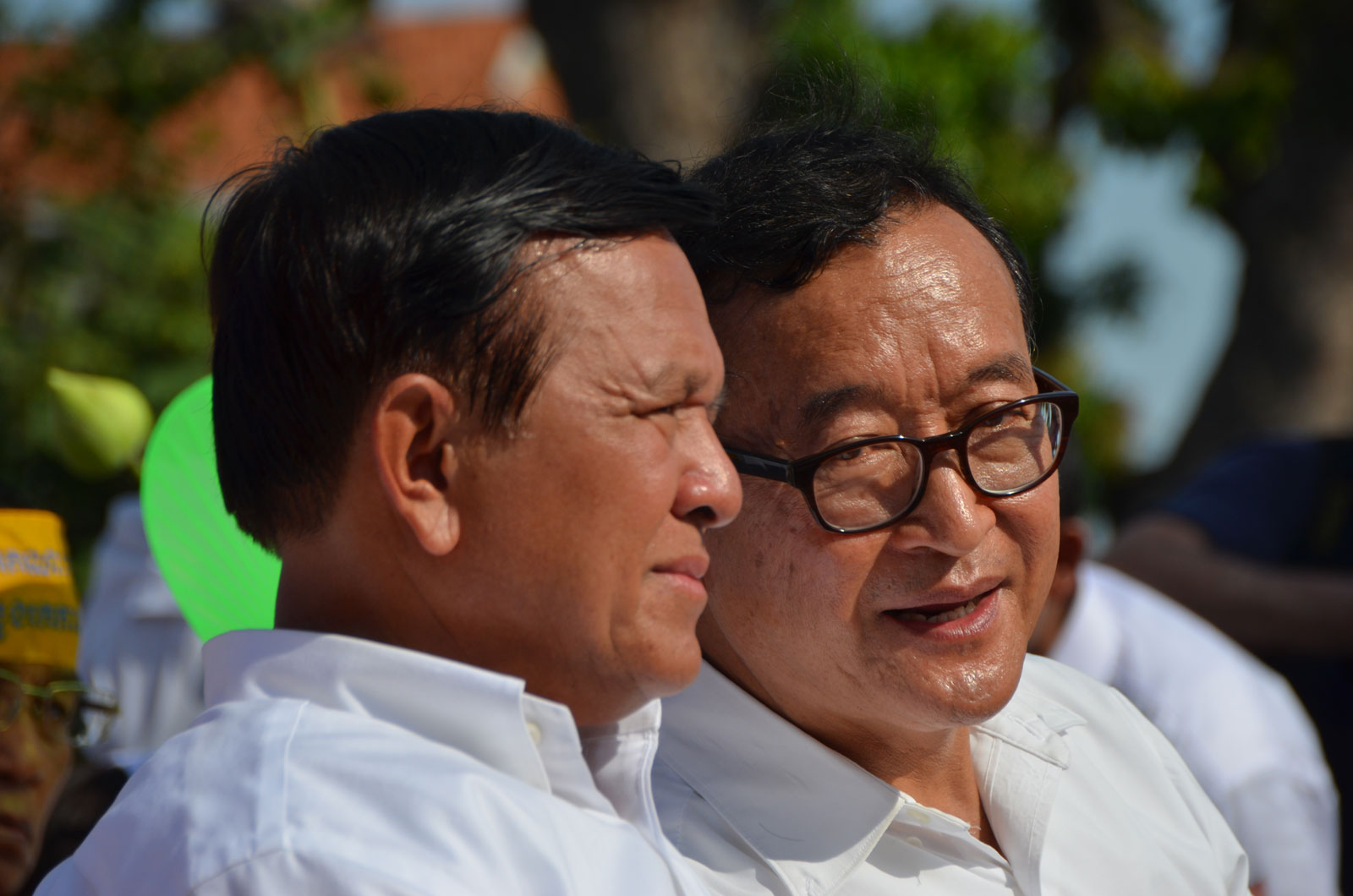 Happier times. Kem Sokha and Sam Rainsy chatting during a September 2013 opposition rally in Phnom Penh. Photo: Simon Roughneen