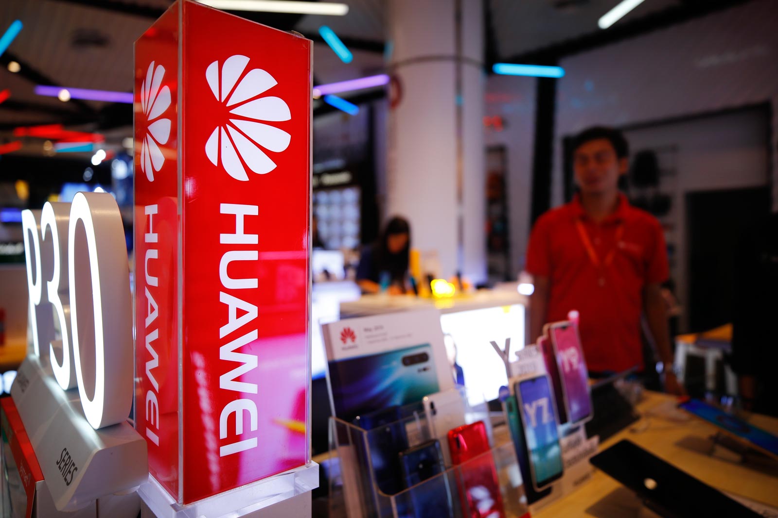 Customers look at Huawei phones at a shop in Bangkok on 13 June 2019. Photo: EPA-EFE/Jerome Favre