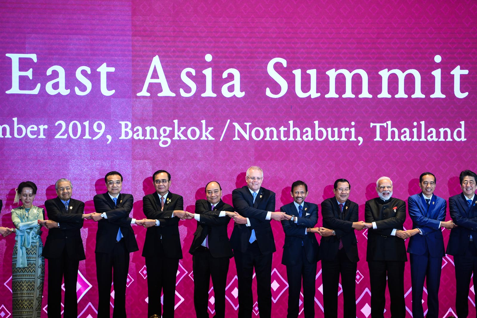 Premier of the People's Republic of China Li Keqiang joins hands with leaders of ASEAN at the ASEAN and related summits held in Bangkok from October 31 - November 4 2019. Photo: EPA/Lukas Coch