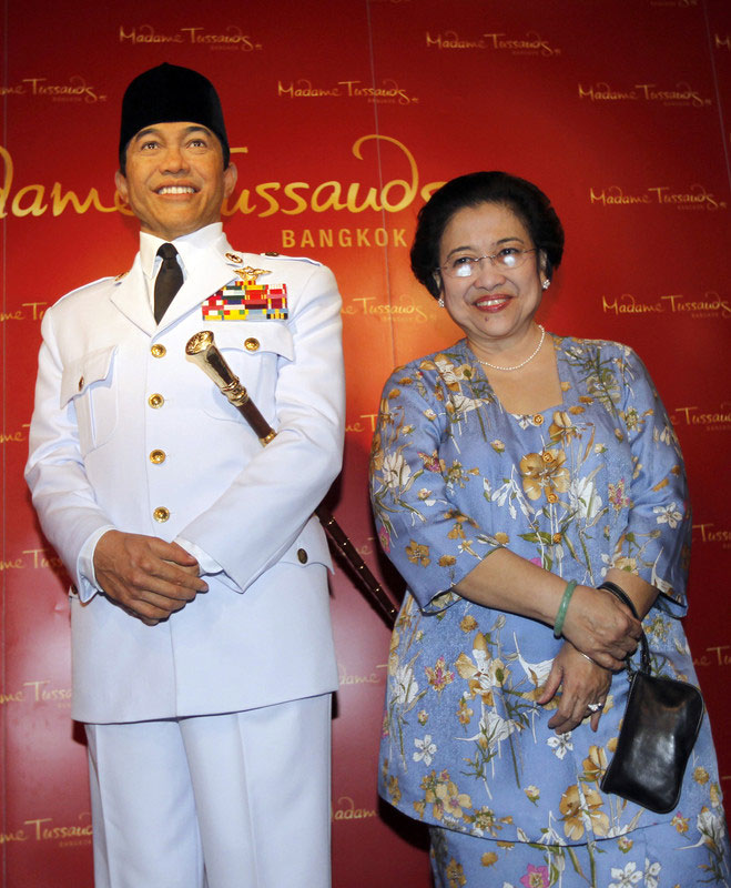 Megawati Sukarnoputri (R) poses next to a wax figure of her father, the first president of Indonesia, Sukarno, at Madame Tussauds wax museum in Bangkok. Photo: EPA/Narong Sangnak