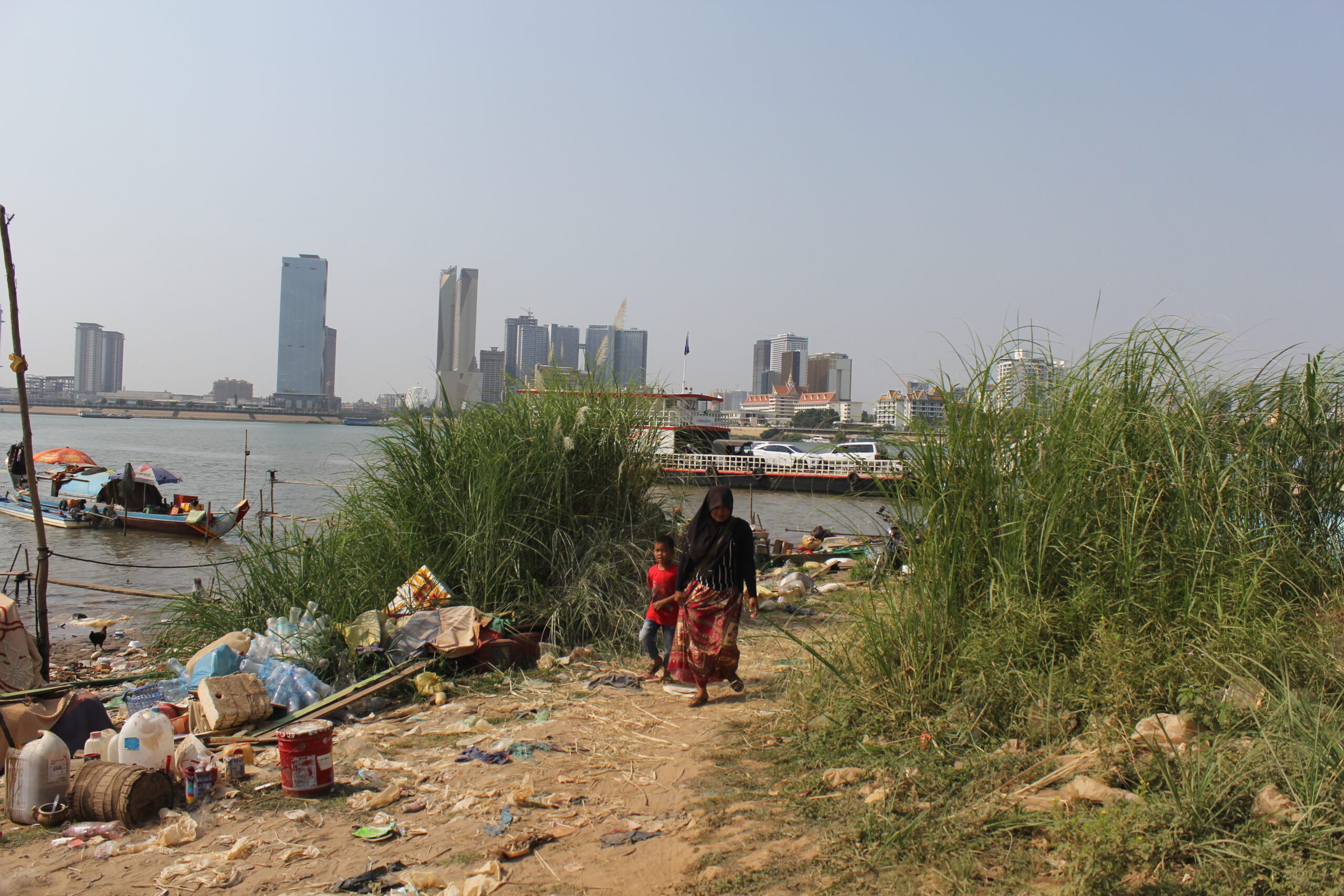 Behind the scenes: Cham fishers going to land